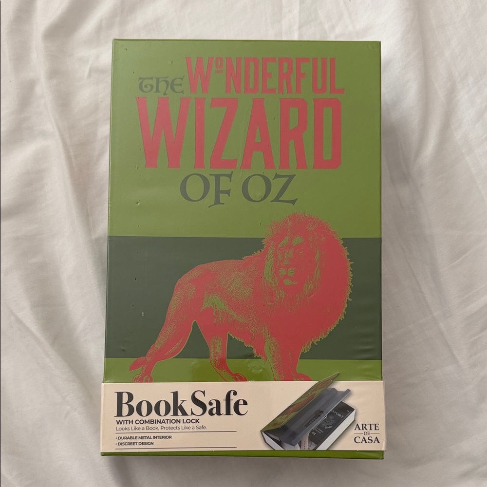 NWT The Wonderful Wizard of Oz Book Safe with Combination Lock